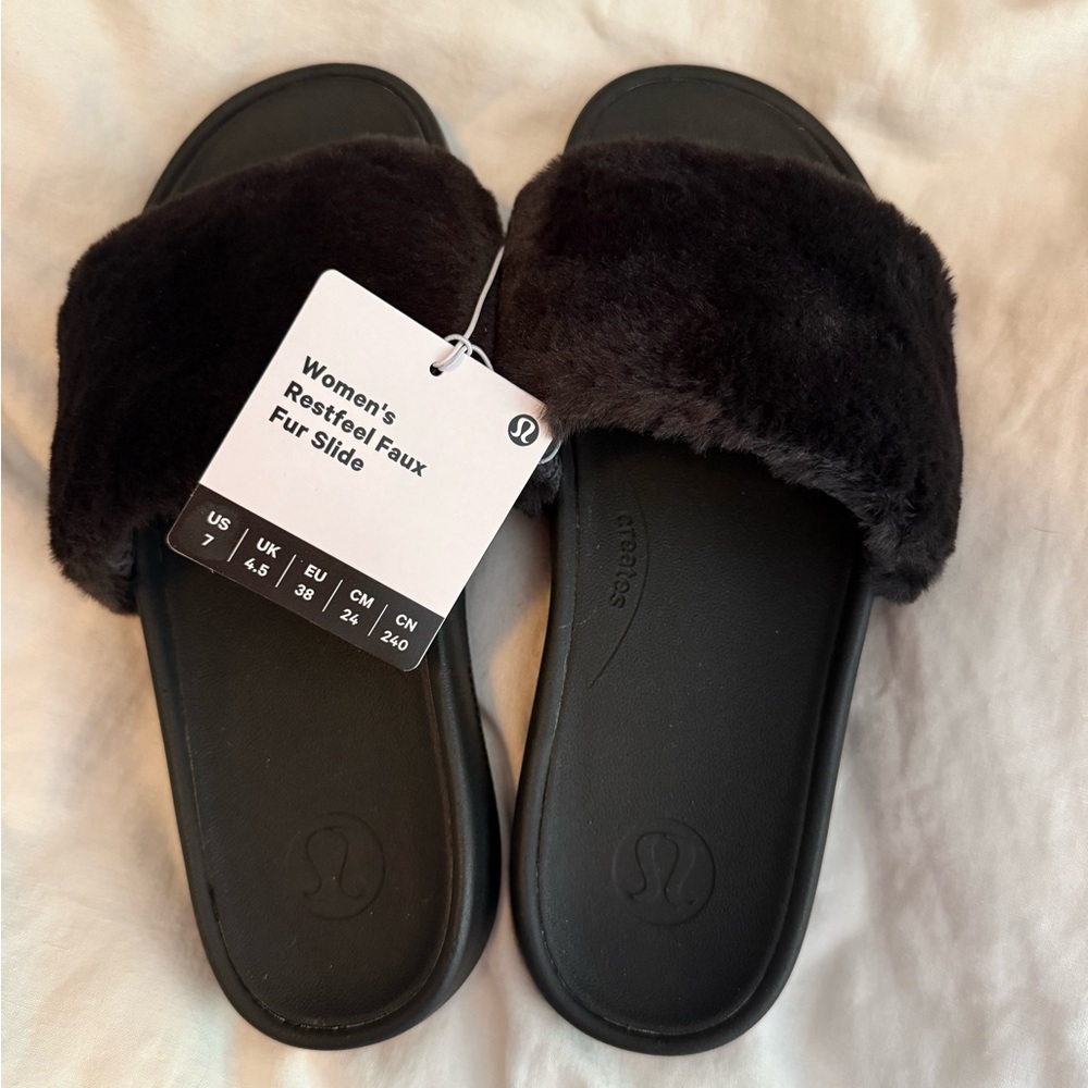 NWT lululemon athletica Women’s Faux Fur Slide – Black Size 7